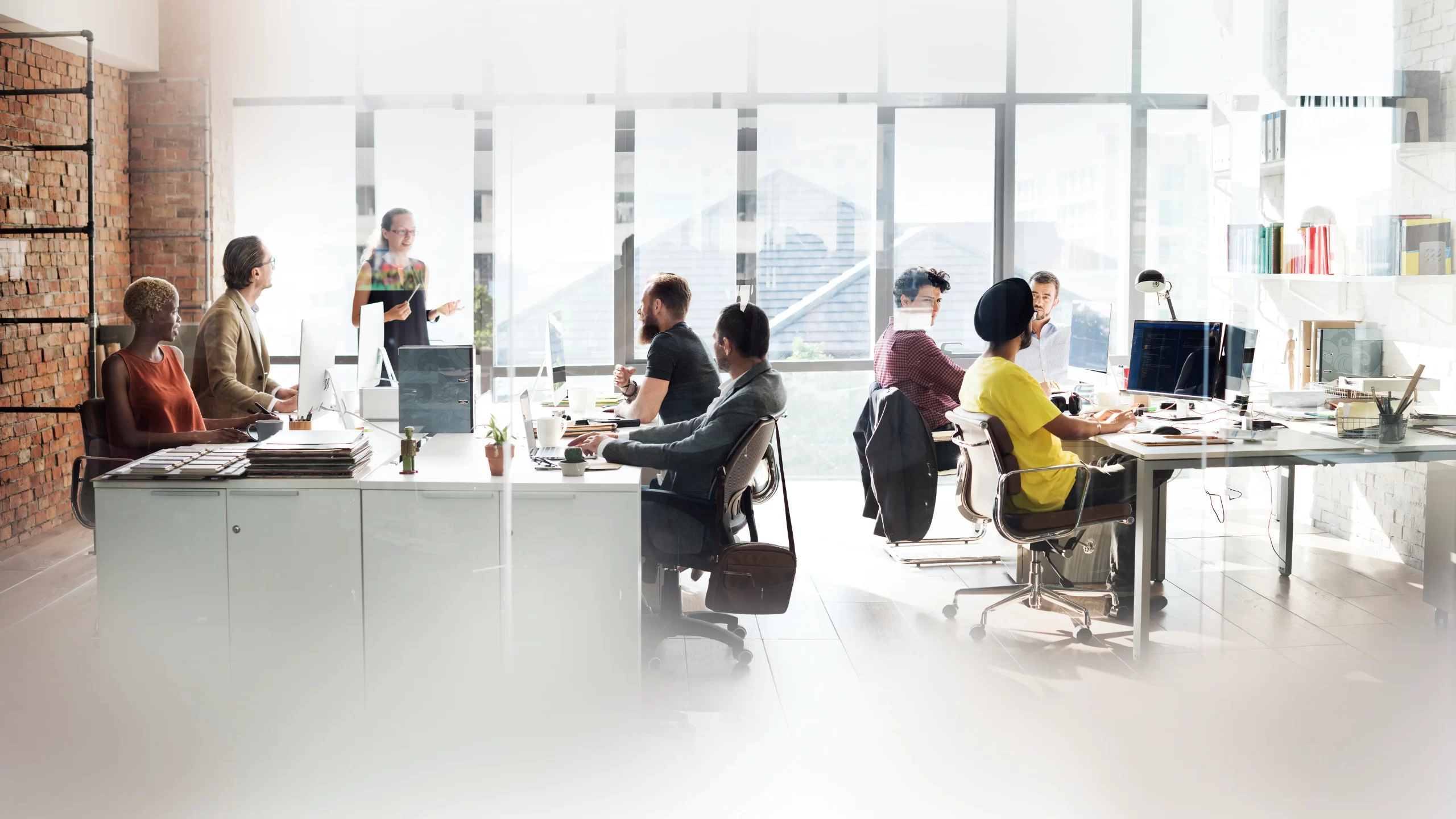 Personas en oficina con computadoras trabajando en equipo para una creación de LLC/Corporación en Puerto Rico