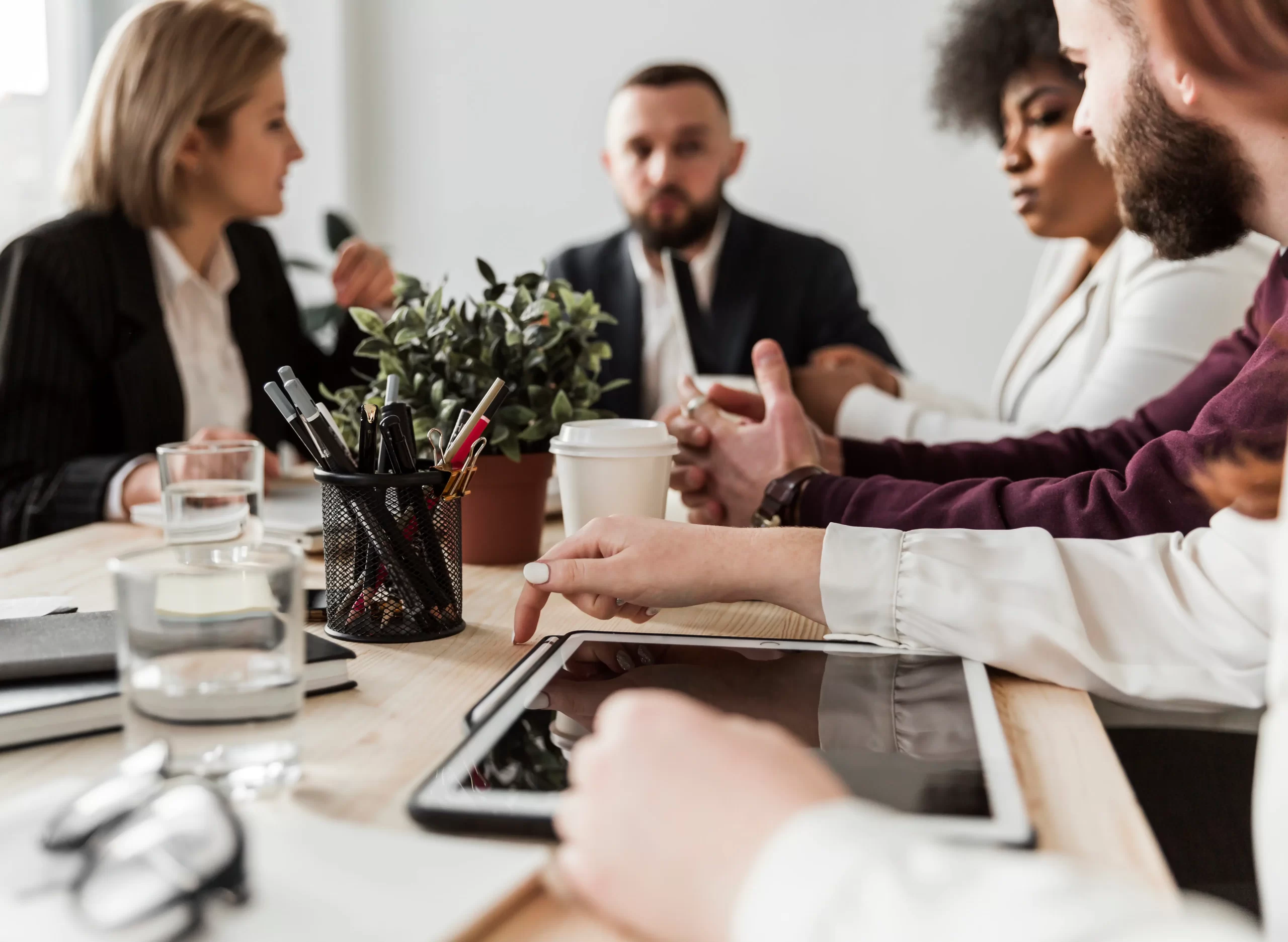 Grupo de abogados reunidos en mesa con sus agendas